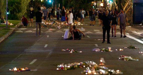 Według francuskiej telewizji sprawca czwartkowego ataku w Nicei, mógł mieć wspólnika. Zdaniem policyjnych źródeł, wysłał on SMS w którym napisał "przynieś więcej broni". W niedzielę pojawiła się informacja, że Tunezyjczyk Mohamed Lahouaiej Bouhlel, zanim wjechał na promenadzie w tłum ludzi, dwukrotnie - 12 i 13 lipca - przejechał ciężarówką tą samą trasą. Osoba, do której wysłał wiadomość została aresztowana. Trwa jej przesłuchanie - twierdzi telewizja "BFM TV".  