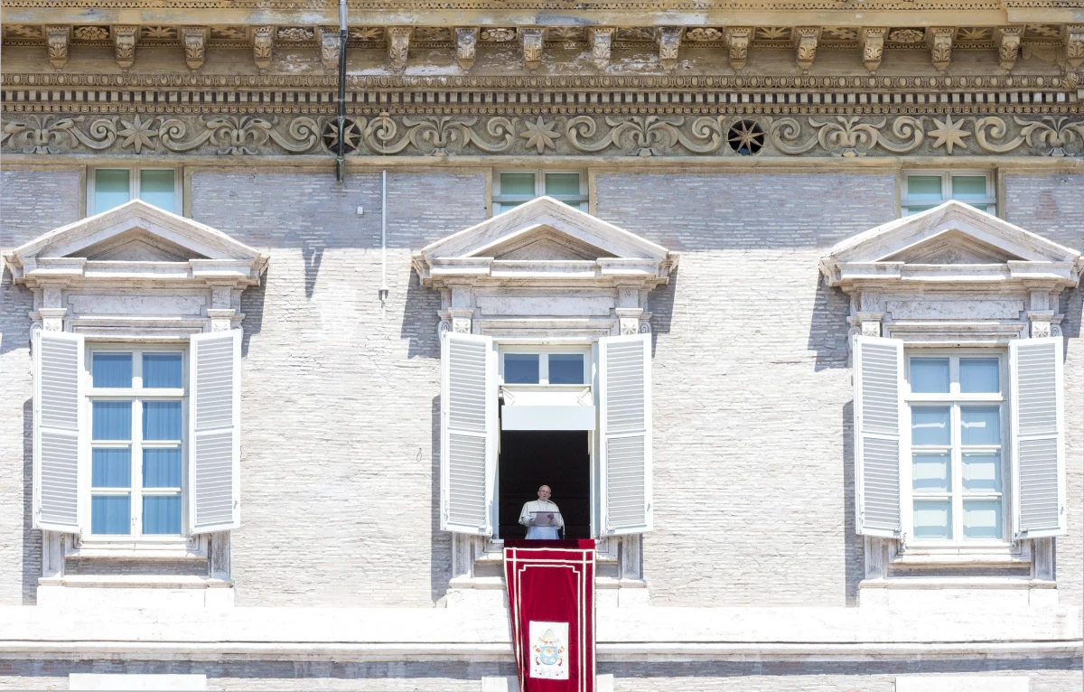 Papież wyraził w niedzielę bliskość z rodzinami ofiar ataku w Nicei i z całym narodem francuskim pogrążonym w żałobie. Niech Bóg "oddali wszelki plan terroru i śmierci"- modlił się papież.
