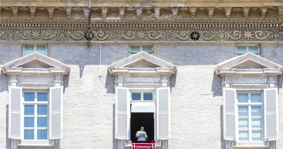 Papież wyraził w niedzielę bliskość z rodzinami ofiar ataku w Nicei i z całym narodem francuskim pogrążonym w żałobie. Niech Bóg "oddali wszelki plan terroru i śmierci"- modlił się papież.
