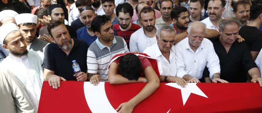 W rezultacie podjętej w piątek w Turcji nieudanej próby wojskowego zamachu stanu zginęło ponad 290 osób, a ponad 1400 zostało rannych - poinformowało w niedzielę tureckie ministerstwo spraw zagranicznych.