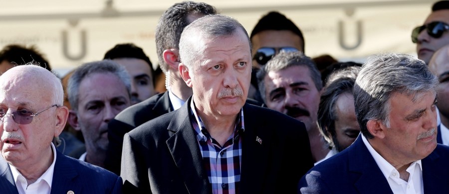 Prezydent Turcji Recep Tayyip Erdogan opowiedział się w niedzielę za niezwłocznym ponownym stosowaniem kary śmierci po nieudanym przewrocie wojskowym, do którego doszło w piątek. Kara śmierci została w Turcji zniesiona 12 lat temu.