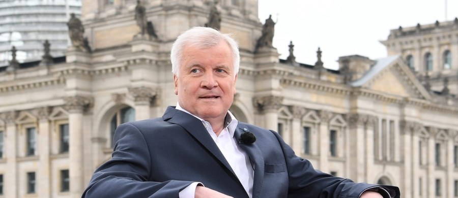 Szef współrządzącej w Niemczech CSU Horst Seehofer powiedział w niedzielę telewizji ARD, że przezwyciężenie skutków puczu będzie dla władz Turcji testem. Bawarski polityk zaznaczył, że jego zastrzeżenia do zniesienia wiz dla Turków wzrosły.