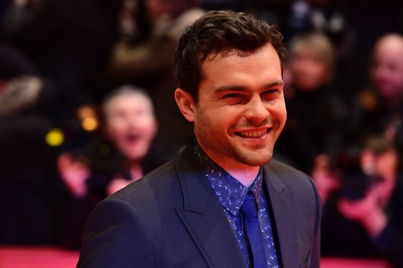 Oficjalnie potwierdzono to, o czym spekulowano od miesięcy: 26-letni Alden Ehrenreich wcieli się w młodego Hana Solo w filmie o przygodach kapitana Sokoła Millennium. Produkcja zatytułowana "Han Solo: A Star Wars Story" na ekranach zadebiutuje w maju 2018 roku.