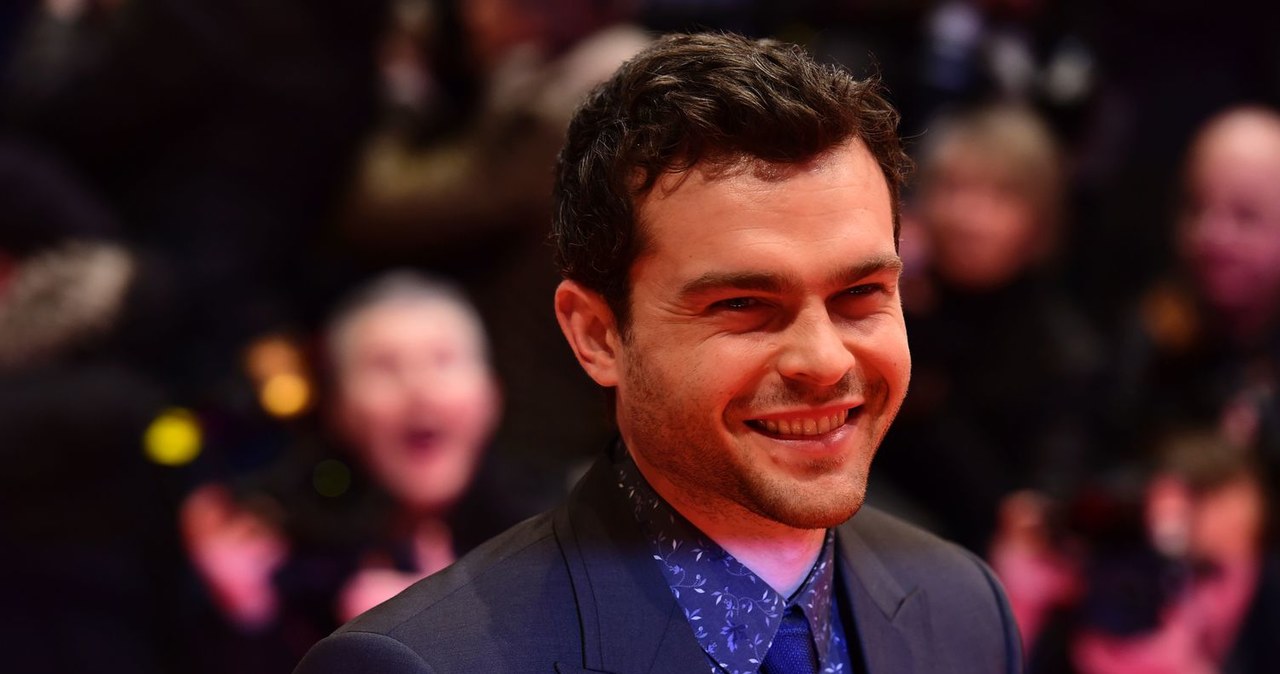 Oficjalnie potwierdzono to, o czym spekulowano od miesięcy: 26-letni Alden Ehrenreich wcieli się w młodego Hana Solo w filmie o przygodach kapitana Sokoła Millennium. Produkcja zatytułowana "Han Solo: A Star Wars Story" na ekranach zadebiutuje w maju 2018 roku.