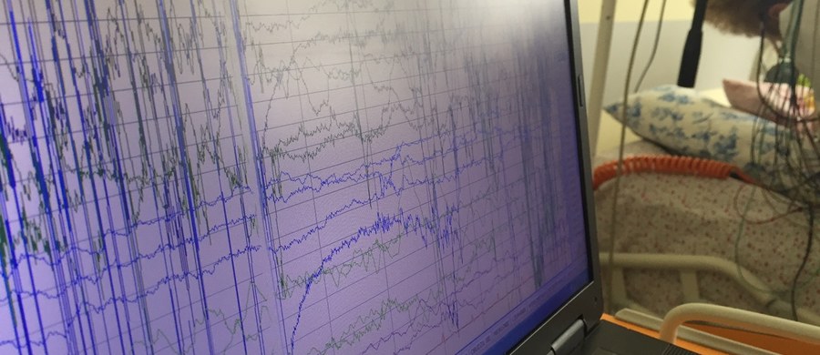 W Szpitalu Uniwersyteckim w Olsztynie 24-letnia Agnieszka, 20-letnia Sylwia i 24-letni Adrian przechodzą właśnie badania kontrolne. Dwa miesiące temu wszczepiono im stymulatory mózgu, które mają pomóc w walce ze śpiączką.