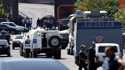 Napastnicy wciąż okupują komisariat w Erywaniu. Władze wzywają, by się poddali