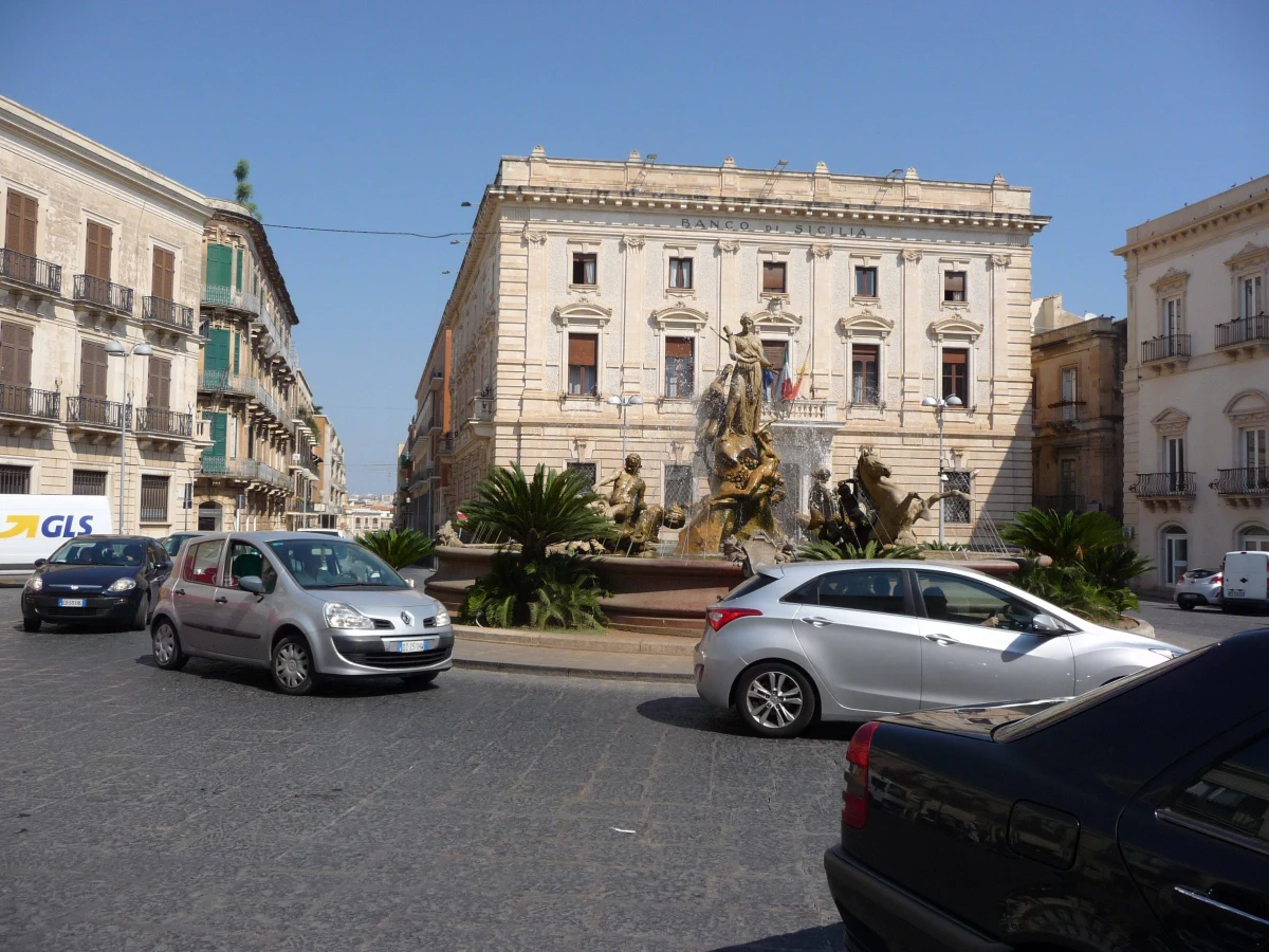 Mandat w wysokości od 218 do 435 euro grozi we Włoszech kierowcom za pozostawienie pracującego silnika podczas postoju samochodu po to, by działała w nim klimatyzacja - przypominają włoscy prawnicy, przed zbliżającą się falą upałów. 