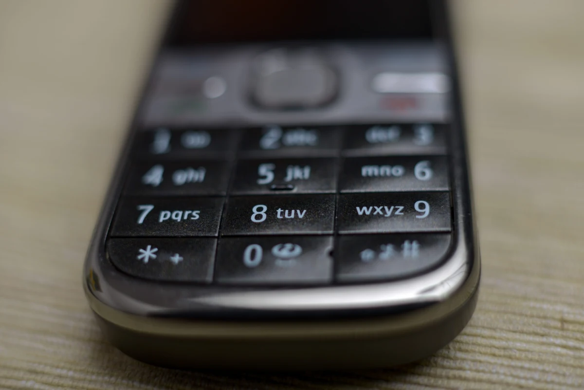 Tylko do najbliższej niedzieli można anonimowo kupować telefony bez abonamentu i same karty pre-paid. Od poniedziałku konieczne będzie podanie danych osobowych, żeby móc korzystać z telefonu na kartę. W życie wchodzą  przepisy ustawy antyterrorystycznej mówiące o rejestracji telefonów bez abonamentu.