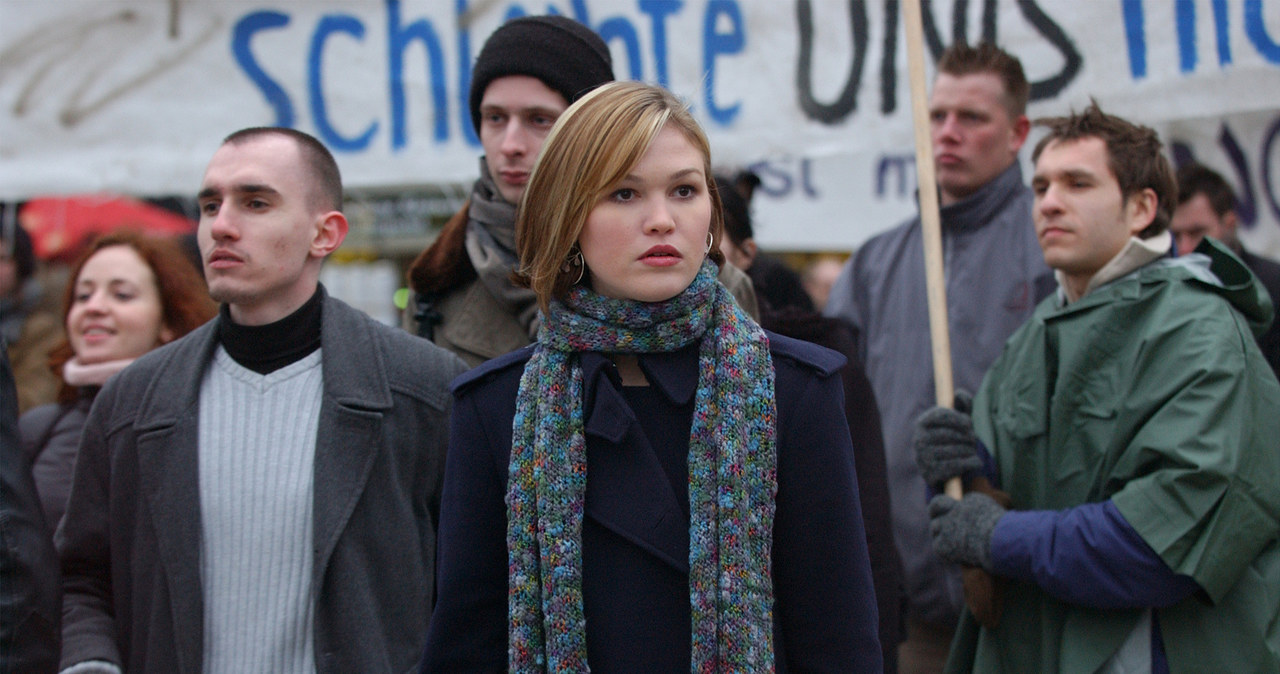 Julia Stiles, występująca w filmach o Jasonie Bournie w roli Nicky Parsons, wyznała, że najnowsza część serii wywołała w niej wielkie emocje. "Czuję ciarki, gdy myślę o scenach protestu, w których grałam" - zdradziła brytyjskiemu magazynowi "The Telegraph" amerykańska aktorka.