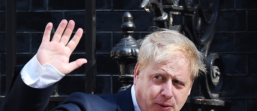 Szef brytyjskiej dyplomacji Boris Johnson oświadczył w Londynie na wspólnej konferencji z sekretarzem stanu USA Johnem Kerrym, że po Brexicie Wielka Brytania będzie miała możliwość stworzenia systemu kontroli imigracji - podaje agencja Reutera. "Takiego systemu oczywiście nie można stworzyć natychmiast, bo nadal jesteśmy w Unii" - zaznaczył Johnson po spotkaniu z Kerrym. Z kolei amerykański sekretarz stanu, odnosząc się do kwestii Brexitu, powiedział, że niemożliwe będzie zawarcie jakiejkolwiek umowy handlowej na linii Waszyngton-Londyn, zanim Wielka Brytania nie opuści formalnie Unii Europejskiej. Zauważył jednak, że nieformalne rozmowy w tej kwestii mogą rozpocząć się wcześniej.