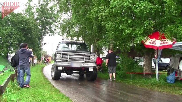 Kierowca tego samochodu chciał pokazać, jak niesamowity ma pojazd. Niestety, jego plan spalił na panewce. Co się stało? Zobaczcie.