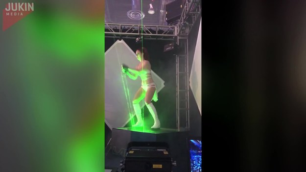 Dziewczyna strzelająca laserami z dłoni! Takie widoki można było zobaczyć na targach w Las Vegas. Zobaczcie tę niesamowitą choreografię. 