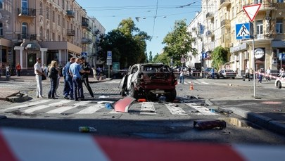 Samochód, którym porusza się znany dziennikarz, wjeżdża na skrzyżowanie i wybucha