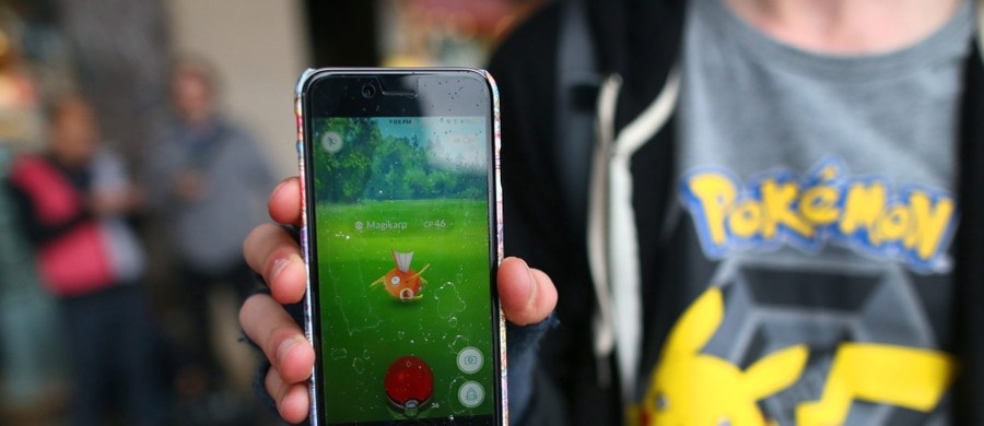 Fenomen gry o Pokemonach pomaga w opiece nad porzuconymi psami we Wrocławiu. Gracze zabierają czworonogi na kilkugodzinne poszukiwania. Taki spacer trwa do dwóch godzin, a para człowiek-zwierzę potrafi pokonać blisko dziesięć kilometrów. "To idealne połączenie przyjemnego z pożytecznym" – przyznają wolontariusze i zachęcają innych graczy i schroniska do podobnej współpracy.