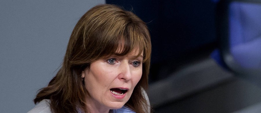 ​Posłanka SPD Petra Hinz zapowiedziała rezygnację z mandatu w Bundestagu. Wszystko przez to, że ujawniono, iż od początku swojej kariery politycznej posługiwała się sfałszowanym życiorysem. 54-letnia polityk nie tylko nie ukończyła studiów, ale nie ma nawet matury.