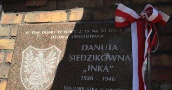 W Gdańsku odsłonięto tablicę upamiętniającą aresztowanie "Inki", czyli Danuty Siedzikówny, sanitariuszki V Wileńskiej Brygady Armii Krajowej. Tablica znajduje się na budynku, w którym "Inka" spędziła ostatnią noc przed aresztowaniem. 28 sierpnia 1946, kilka dni przed jej 18-stymi urodzinami, wykonano na niej wyrok śmierci. 
