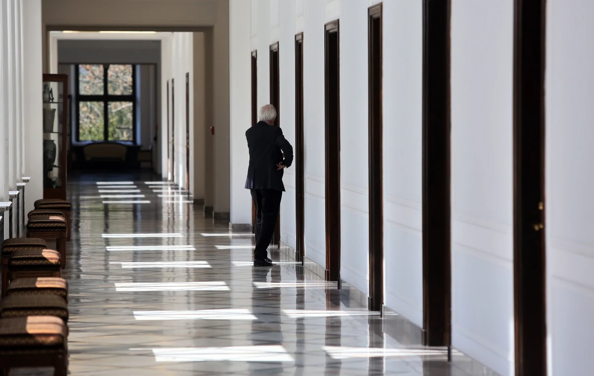 Kilkadziesiąt minut trwało w Sejmie zamknięte spotkanie członków klubu Prawa i Sprawiedliwości w sprawie pomysłu podwyżek dla rządu. Jak usłyszał reporter RMF FM w rozmowach brały udział "osoby decyzyjne w PiS" m.in. Marszałek Sejmu Marek Kuchciński i wicemarszałek Ryszard Terlecki. Na spotkanie przyszedł również wiceprezes PiS Adam Lipiński, jeden z najbliższych współpracowników Jarosława Kaczyńskiego. Jak powiedział, oficjalne stanowisko w sprawie ewentualnych podwyżek dla rządu, ma być znane w czwartek. 