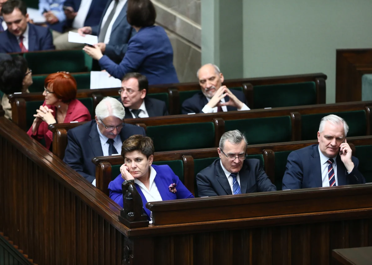 "PiS po konsultacji wycofuje projekt ws. podwyżek wynagrodzeń m.in. dla premiera i ministrów. Złożymy nowy projekt w tej sprawie" - powiedział Łukasz Schreiber z Prawa i Sprawiedliwości. W środę wieczorem w Sejmie doszło do zamkniętego spotkania członków klubu. Jak usłyszał reporter RMF FM w rozmowach brały udział "osoby decyzyjne" m.in. marszałek Sejmu Marek Kuchciński i wicemarszałek Ryszard Terlecki. Na spotkanie przyszedł również wiceprezes Adam Lipiński, jeden z najbliższych współpracowników Jarosława Kaczyńskiego. Jak powiedział, oficjalne stanowisko w sprawie ewentualnego projektu, ma być znane w czwartek.