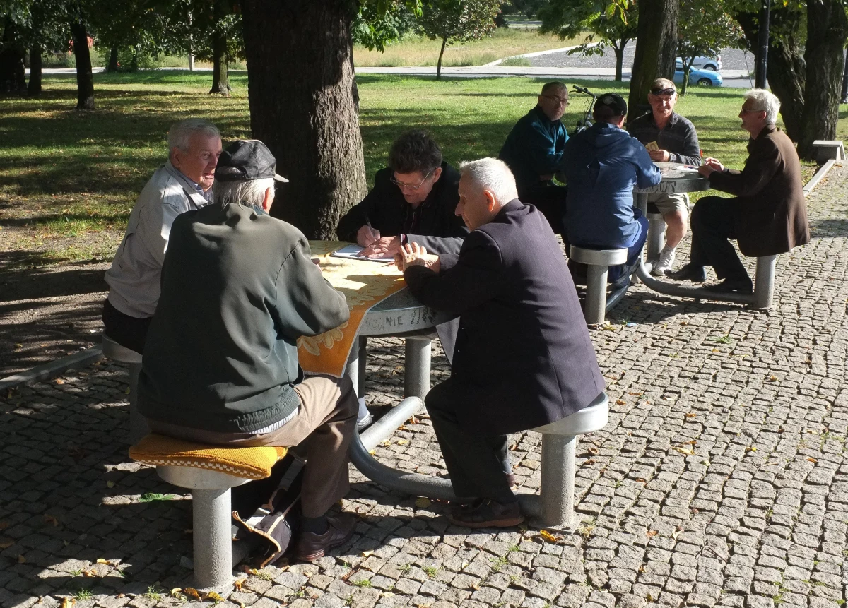 Ponad połowa Polaków (52 proc.) uważa, że sprawy w kraju idą w złym kierunku; 33 proc. uważa, że idą w dobrą stronę - wynika z sondażu TNS Polska. 47 proc. badanych uważa, że nasza gospodarka jest w kryzysie; 41 proc. jest przeciwnego zdania.
