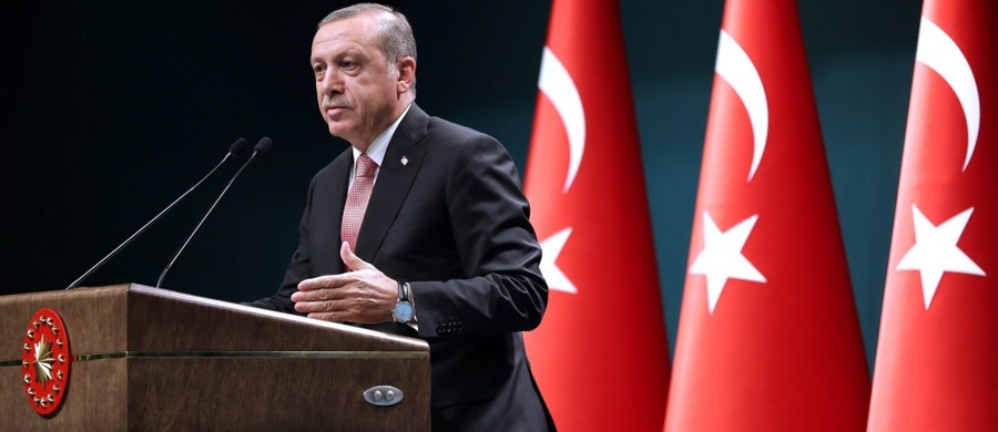 Prezydent Turcji Recep Tayyip Erdogan zapowiedział po posiedzeniu Rady Bezpieczeństwa Narodowego wprowadzenie stanu wyjątkowego na 3 miesiące. Decyzja wejdzie w życie wraz z publikacją w dzienniku rządowym. Ma pomóc władzom w opanowaniu sytuacji po puczu.