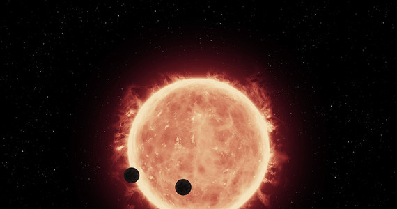 Astronomowie wykorzystali ostatnio teleskop Hubble'a do przeprowadzenia pierwszych w historii obserwacji atmosfer wokół zbliżonych rozmiarami do Ziemi planet pozasłonecznych. Wyniki tych pomiarów wskazują, że dwie z nich, krążące wokół czerwonego karła  TRAPPIST-1 około 40 lat świetlnych od Ziemi, mogą stwarzać warunki korzystne do powstania życia. Odkrycie opisywane jest w najnowszym wydaniu czasopisma "Nature".