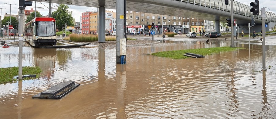 10,5 mln zł - to straty Gdańska po zeszłotygodniowych podtopieniach. W mieście przez niespełna dobę w czwartek i w nocy z czwartku na piątek spadło 160 litrów wody na metr kwadratowy. To tyle co średnio przez dwa miesiące. Prezydent Gdańska przedstawił dziś miejskim radnym raport dotyczący strat.