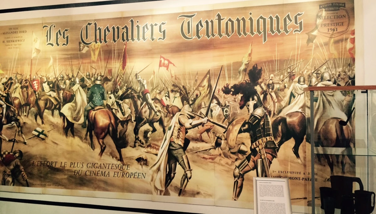 Tron Nerona, na którym można zrobić selfie; fajka, z którą nie rozstawał się Aleksander Ford przy kręceniu "Krzyżaków" czy skrzydła husarskie, "grające" w "Ogniem i mieczem" - to nietypowe eksponaty otwartej w czwartek wystawy "Sienkiewicz sfilmowany" w łódzkim Muzeum Kinematografii. Zbiór przedstawia wszystkie światowe ekranizacje utworów Henryka Sienkiewicza zrealizowane od 1896 do 2014 roku.