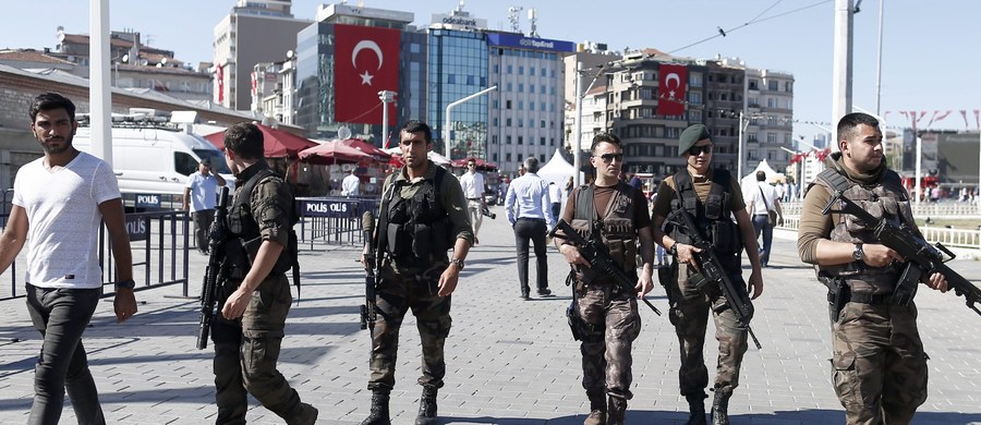 Turcja częściowo zawiesza europejską konwencję praw człowieka z powodu wprowadzenia stanu wyjątkowego w kraju - ogłosił turecki wicepremier Numan Kurtulmus. Według agencji EFE Ankara chce odstąpić od tej konwencji na 40-45 dni. 