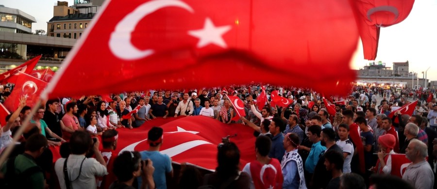 ​Turecka prokuratura wydała nakazy aresztowania 146 pracowników naukowych, głównie w miastach Stambuł i Konya, za domniemane powiązania z muzułmańskim klerykiem Fethullahem Gulenem, mieszkającym w USA - poinformowały lokalne media.