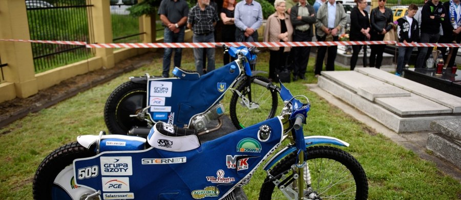 Ponad 4 godziny trwało dziś w prokuratorze w Rybniku przesłuchanie żużlowca Jacka Rempały. Jego syn Krystian zmarł pod koniec maja po tragicznym wypadku na torze w czasie meczu ligowego. Ojciec nieżyjącego zawodnika występuje w tym śledztwie jako pokrzywdzony.