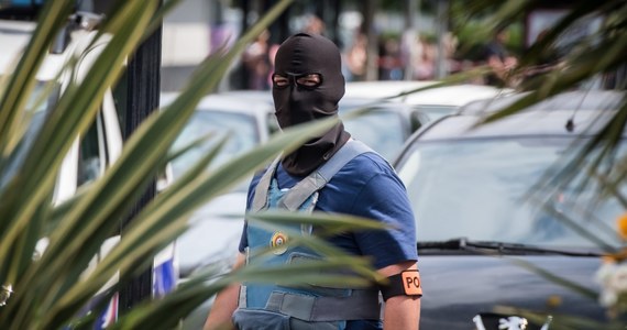 Zamachowiec, który w połowie lipca w Nicei zabił 84 osoby, "miał wsparcie" i od miesięcy przygotowywał zamach z co najmniej pięcioma wspólnikami - poinformował prokurator Paryża Francois Molins. Dodał, że w prowadzonym śledztwie poczyniono "znaczące postępy".
a nad sprawą pracuje "ponad 400 śledczych".
