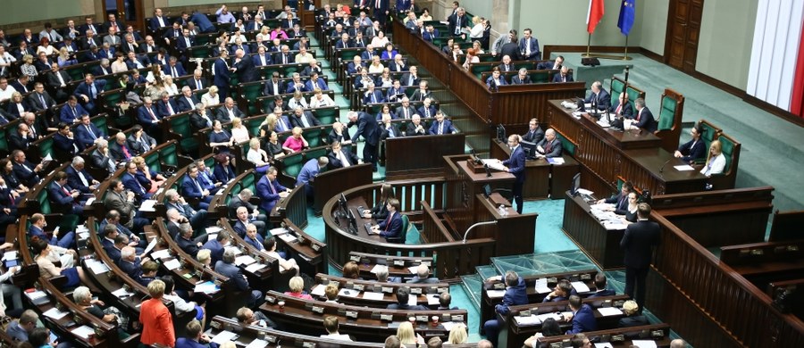 Zarówno PiS, jak i opozycyjne kluby PO i Nowoczesna złożyły w czwartek wieczorem poprawki do projektu zmian w Prawie lotniczym, który przewiduje wygaszenie stosunków pracy z dotychczasowymi członkami Państwowej Komisji Badania Wypadków Lotniczych.