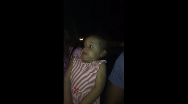 Zabawny film z 2-letnią dziewczynką w roli głównej. Rodzice zabrali ją na pokaz fajerwerków w Miramar na Florydzie. Udało im się nagrać jej rekcję. Musicie to zobaczyć!