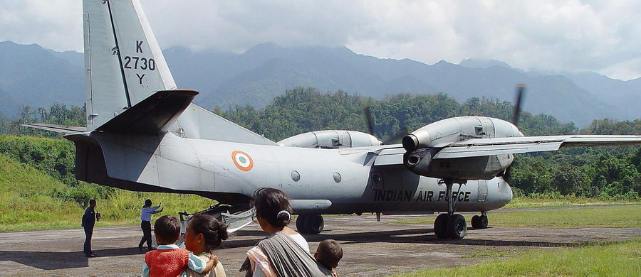 Indyjskie siły powietrzne poinformowały, że straciły kontakt ze swym samolotem, który leciał z Madrasu na będące indyjskim terytorium związkowym wyspy Andamany i Nikobary. Na pokładzie było 29 osób.