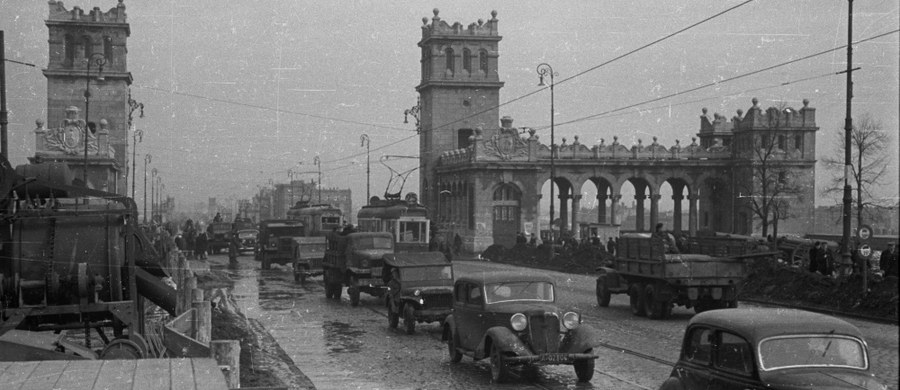 Most Poniatowskiego został wysadzony w powietrze przez Niemców w 1944 roku. Po odbudowie oddano go do użytku 22 lipca 1946. W obecnej wersji przeprawy nie ma ozdobnej balustrady i kamiennych ławek, które przez długi czas były zatopione w Wiśle. W końcu zostały odnalezione w ubiegłym roku, gdy poziom rzeki w Warszawie był rekordowo niski.  