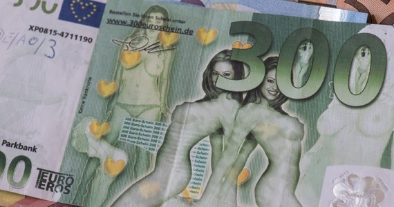 W Niemczech w obiegu pojawiły się podrobione euro. Chodzi np. o banknot o wartości 55 lub 300 euro z wizerunkiem nagich kobiet. Niemiecki Bank Centralny zaprezentował podróbki jako ciekawostkę, ale już na poważnie ostrzegł, że gwałtownie wzrosła ilość wpuszczanych do obiegu fałszywek.