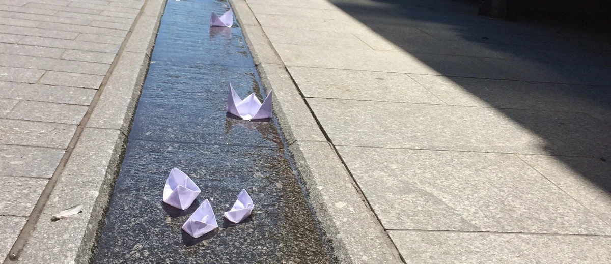 Od ulicy Struga Piotrowską w Łodzi płynie... struga. Ta symboliczna rzeczułka ma swoje źródło w przedwojennej studni na pobliskim podwórku. Może płynąć, bo główny deptak miasta ma blisko 25-metrowy spadek na długości zaledwie 3 km. Struga ma chłodzić w upalne dni i przypominać, że Łódź nadal ma rzeki.
