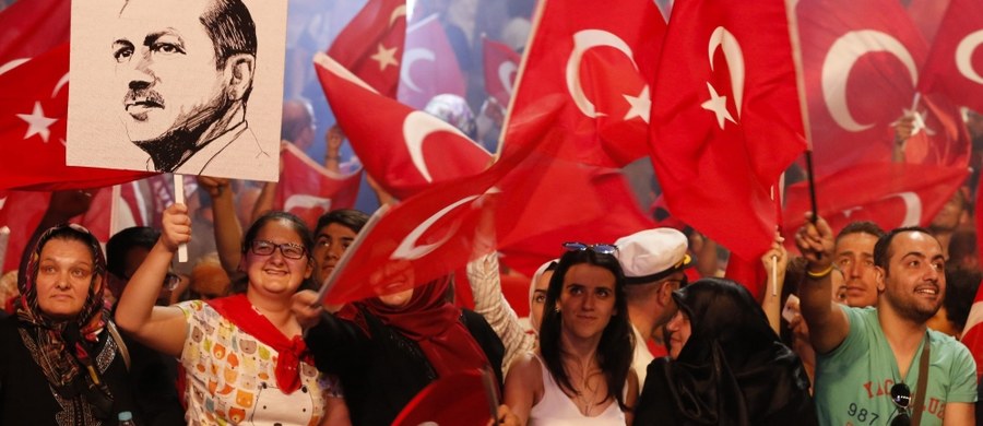 Turecki premier Binali Yildirim oświadczył w piątek, że ryzyko kolejnej próby zamachu stanu jeszcze nie zniknęło, ale władze kontrolują sytuację - podała agencja Reutera. Yildirim zapewnił ponadto, że nie miał informacji z wyprzedzeniem o planowanym puczu.
