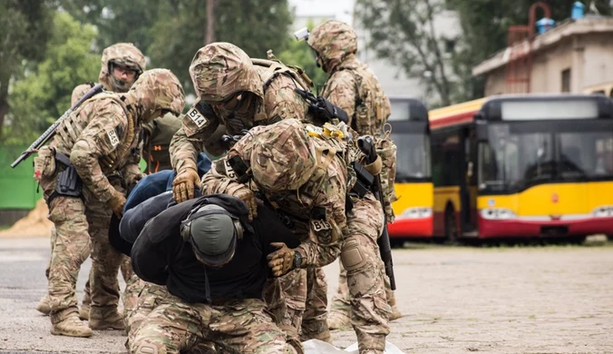 Antyterroryści radzą, jak zachować się podczas ataku