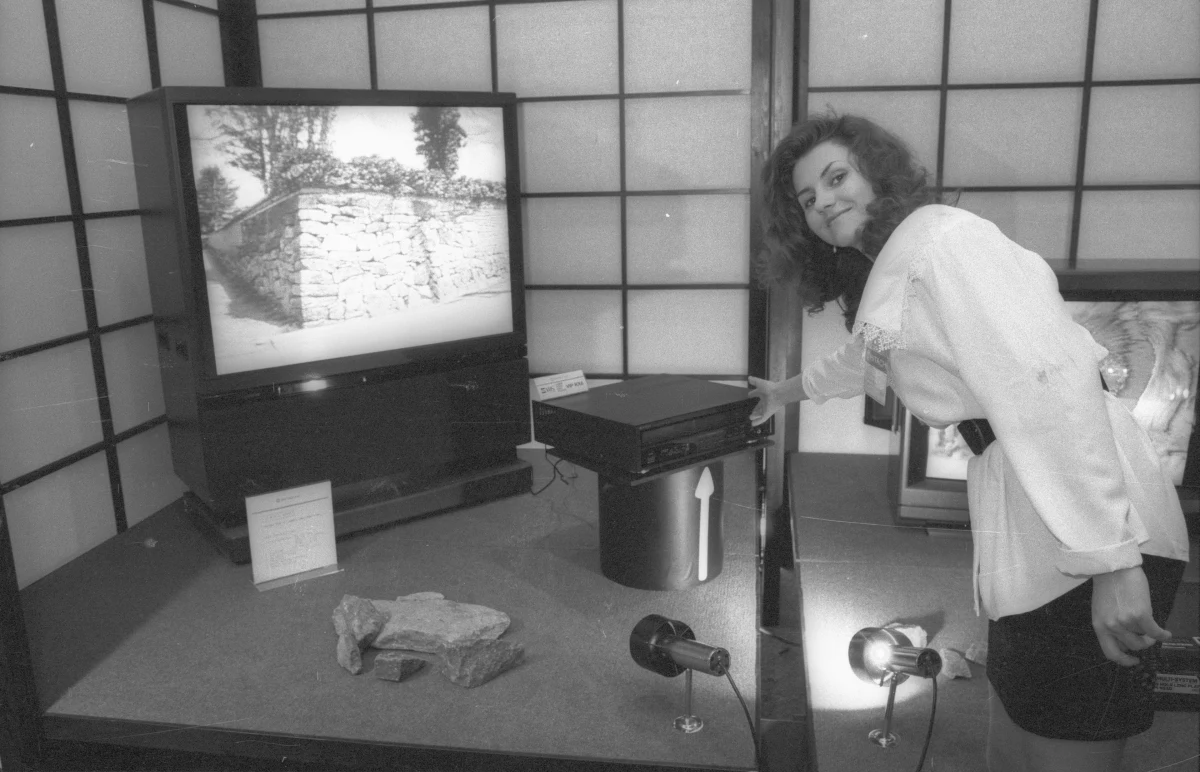 Japońska firma Funai Electric, która po wycofaniu się Panasonica w 2012 roku była ostatnim producentem magnetowidów na świecie, ogłosiła zaprzestanie produkcji. Tym samym po 60 latach magnetowidy ostatecznie odchodzą do lamusa.