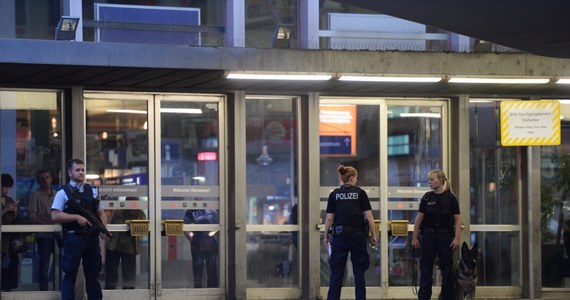 Policja w Monachium poinformowała na Facebooku o trzech uzbrojonych osobach widzianych w mieście przez świadków. Apeluje do mieszkańców o pozostanie w domach albo szukanie schronienia w najbliższych budynkach. Służby poinformowały, że zginęło 8 osób. 3 osoby z długą bronią są poszukiwane. 
