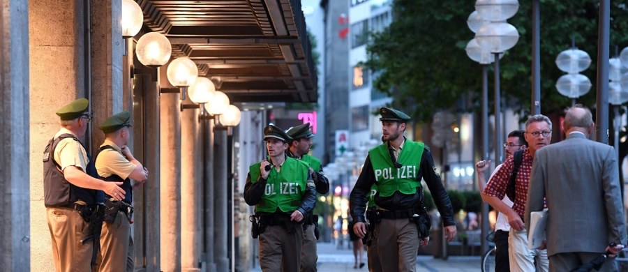 "Na razie nie mamy informacji, żeby w ataku ucierpieli Polacy. Sytuacja jest bardzo niejasna" – mówił w piątek w rozmowie z RMF FM Andrzej Osiak konsul generalny w Monachium. Sprawcą strzelaniny w tym mieście okazał się 18-letni Niemiec pochodzenia irańskiego. 
Mężczyzna zabił w centrum handlowym w Monachium dziewięć osób, a potem popełnił samobójstwo. Działał sam. Po piątkowym szoku stolica Bawarii powraca do życia. "Podczas pościgu, w którym brały udział duże siły policyjne, około godz. 20.30, znalezione zostało ciało mężczyzny, który - jak wynika z dotychczasowego śledztwa - popełnił samobójstwo" - powiedział szef policji w Monachium Hubertus Andra.