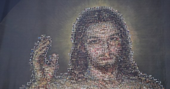 Powstał obraz Jezusa Miłosiernego ze zdjęć selfie. Został wydrukowany na dużym (6 m x 2,5 m) nieprzemakalnym materiale. Obraz stanął w piątek przed sanktuarium Miłosierdzia Bożego, obok wejścia do auli św. Faustyny, w Krakowie Łagiewnikach.