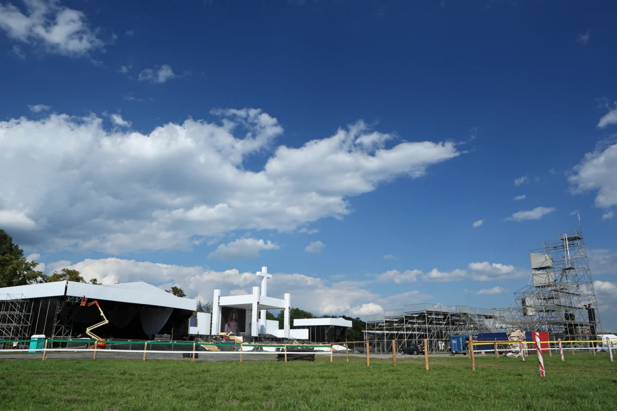 Pogoda dla pielgrzymów, którzy między 25 a 31 lipca przyjadą do Krakowa na ŚDM, powinna być łaskawa - twierdzą synoptycy. Prognozy średnioterminowe przewidują temperatury sięgające 30 st. C i opady deszczu - choć nie ulewne. W Małopolsce - m.in. ze względu na kształt terenu - duże jest jednak ryzyko wystąpienia nagłych zjawisk.
