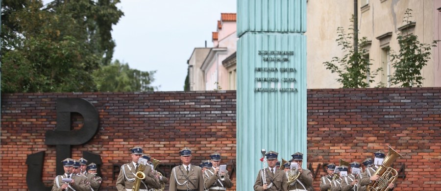 „Światowe Dni Młodzieży będą okazją do wspólnej modlitwy o pokój zanoszonej przez żołnierzy z wielu państw świata" - napisał prezydent Andrzej Duda do młodych wojskowych, uczestniczących w ŚDM w liście odczytanym podczas uroczystości na pl. Krasińskich w Warszawie. Wojskowi pielgrzymi wzięli udział w uroczystości wciągnięcia na maszt flagi ŚDM, zmówili modlitwę za pokój i zapalili znicze pod pomnikiem Powstania Warszawskiego. Uroczystość zakończył pokaz musztry paradnej.