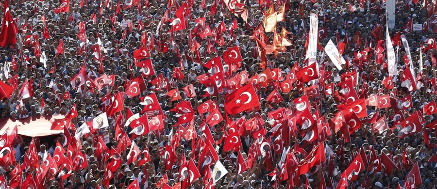 "Ani zamachu stanu, ani dyktatury!" - pod tym hasłem setki tysięcy ludzi protestowały w niedzielę na słynnym placu Taksim w europejskiej części Stambułu. Demonstrację zorganizowano przeciwko zamachowi stanu z 15 lipca i odchodzeniu przez władze od republikańskich tradycji Turcji.