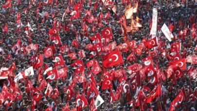 "Ani zamachu stanu, ani dyktatury!" Po zamachu stanu setki tysięcy ludzi demonstrowały w Stambule