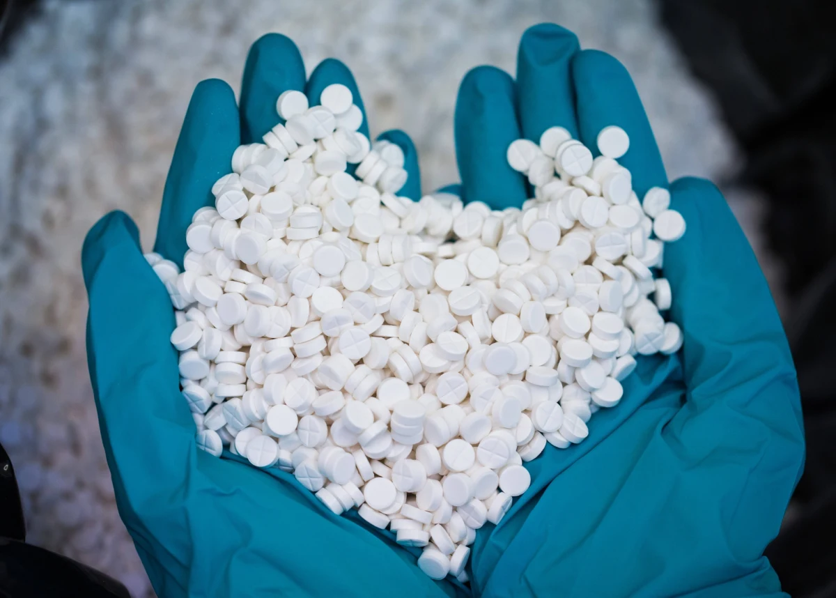 Na środki poprawiające nastrój wydajemy już niemal tyle, co na leki przeciwbólowe. Z badań rynku wynika, że Polacy kupili w ubiegłym roku 19 mln opakowań leków przeciwdepresyjnych wypisanych na receptę – donosi w poniedziałek "Rzeczpospolita".
