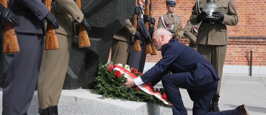 Przedstawiciele resortu obrony narodowej i powstańców warszawskich uzgodnili w poniedziałek wspólny tekst Apelu Pamięci. Wśród wymienionych w apelu jest m.in. prezydent Lech Kaczyński – przekazał szef MON Antoni Macierewicz.
