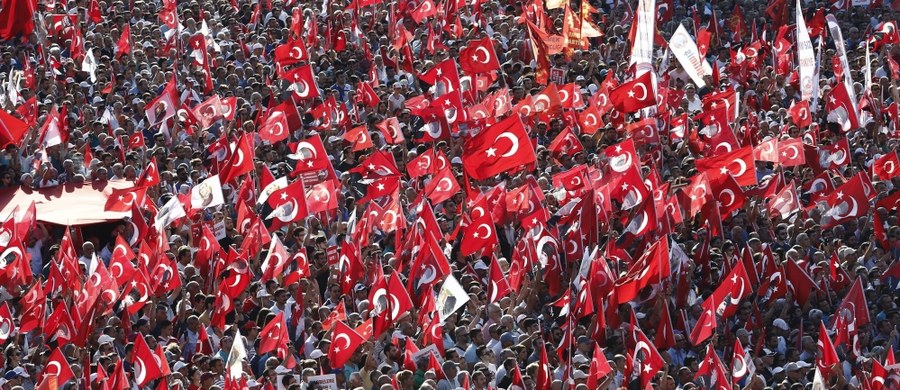 ​Tureckie władze wydały nakazy aresztowania 42 dziennikarzy - donoszą tureckie media. Według agencji Reutera jest to kolejny etap represji po nieudanym wojskowym zamachu stanu z 15 lipca.